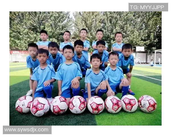 抢来了足球的少年们在绿茵场上书写梦想与友情的传奇故事